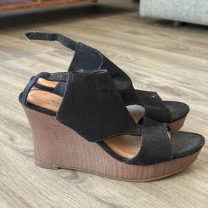 American Eagle by Payless Black and Brown Wedges